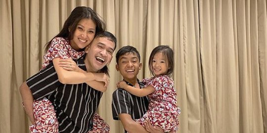 gendong adik angkatnya