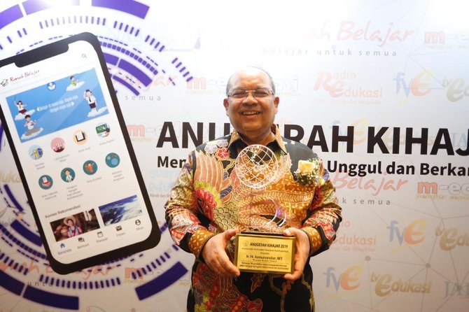 bupati kutim memperoleh penghargaan anugerah kihajar 2019