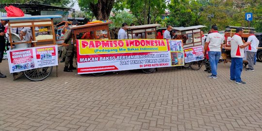 Pedagang Bakso Ditabrak Satpam, Seribu Bakso Dibagikan Gratis di DPRD Bekasi