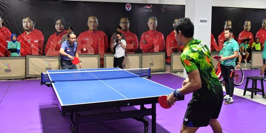 Tinjau Pelatnas Asean Paragames, Menpora Tanding Tenis Meja