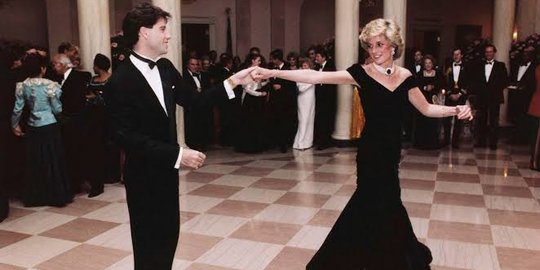 Gaun Putri Diana Saat Dansa dengan John Travolta Dilelang 6 Miliar