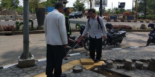 Salah Desain, Jalur Khusus Tunanetra di Trotoar Kiai Maskur Solo Dibongkar