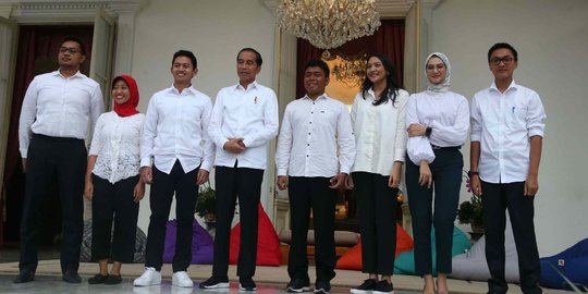 Wajah-wajah Staf Khusus Milenial yang Dikenalkan Jokowi