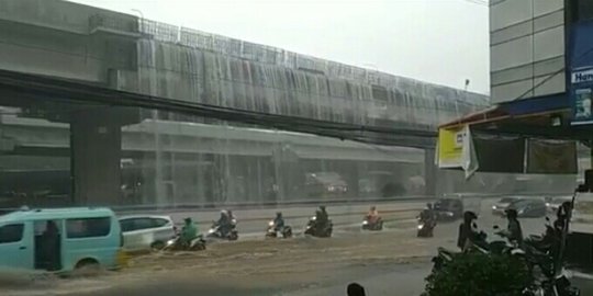 'Air Terjun' Dadakan Muncul di Bekasi dari Jalan Tol Becakayu