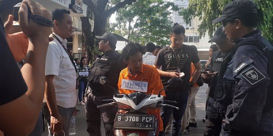 Peragakan 52 Adegan Reka Ulang, Begini Peneror Air Keras di Jakbar Melakukan Aksinya