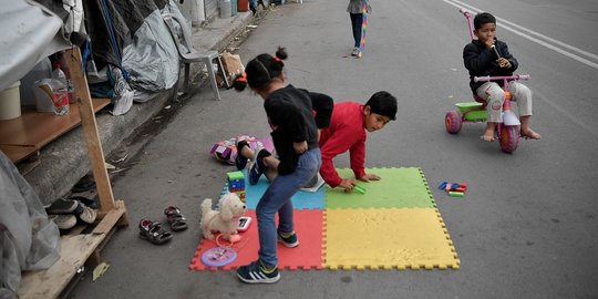 Saat Anak-Anak Pengungsi Afghanistan Bermain di Jalanan Yunani