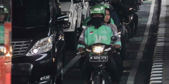 Pengendara Motor Masih Melintas di Jalur Sepeda