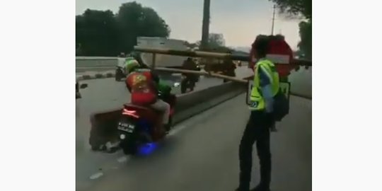 Video Pemotor Jakarta 'Nakal', Dijaga Petugas dan Diportal Masih Nekat