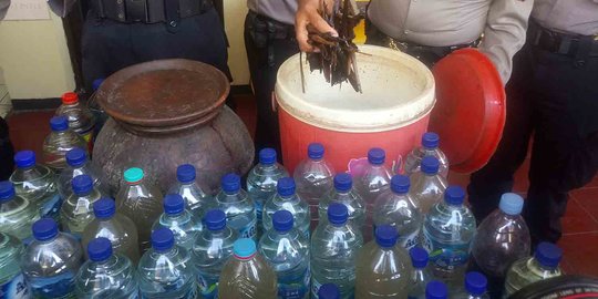 Gerebek Warung Jual Miras Oplosan di Solo, Polisi Sita Puluhan Botol