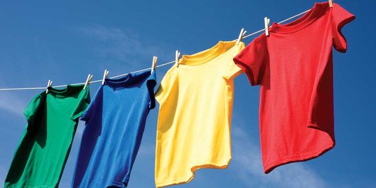 5 Trik Keringkan Baju di Musim Hujan, Dijamin Gak Demek