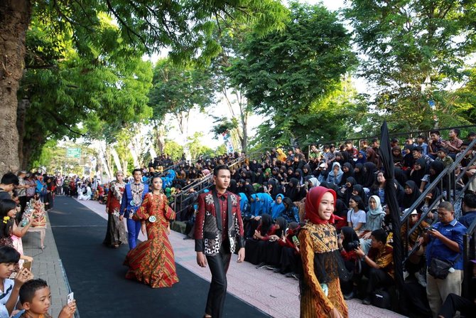 banyuwangi batik on pedestrian