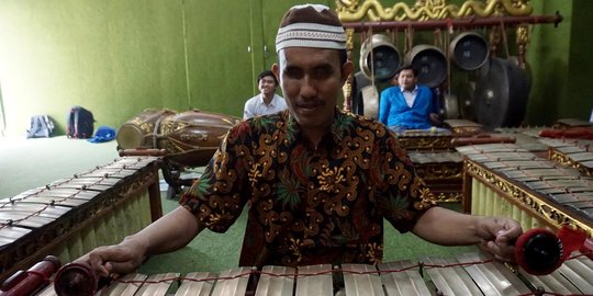 Rasino, Guru Difabel Lestarikan Gamelan Dalam Kegelapan