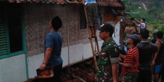 Lima Rumah dan Satu Majelis Taklim di Garut Rusak Diterjang Puting Beliung