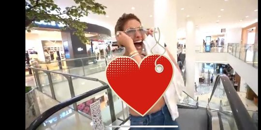 nikita mirzani nekat buka baju di mall bareng billy syahputra cari atm