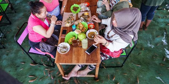 Sensasi Unik Makan Sambil Terapi Ikan di Soto Sokro Kembang
