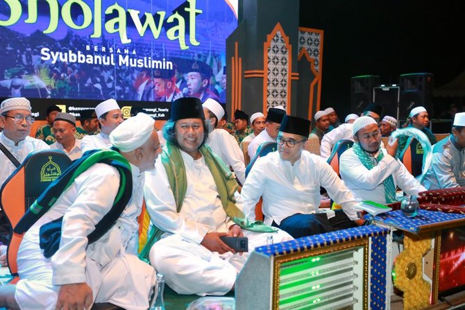 ribuan warga banyuwangi berselawat bersama syubbanul muslimin dan gus muwafiq