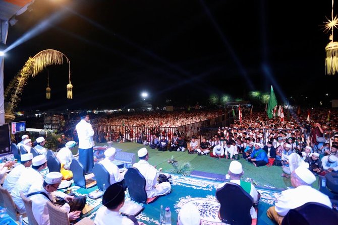 ribuan warga banyuwangi berselawat bersama syubbanul muslimin dan gus muwafiq