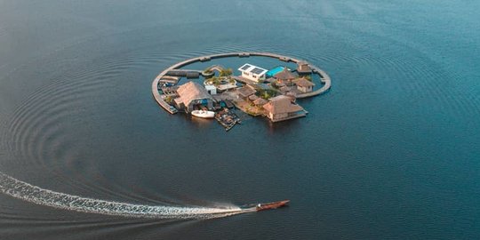 Keunikan Pulau Terapung dari Limbah Botol Plastik di Pantai Gading