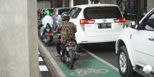 Mulai Senin Besok, Pemotor yang Lewat di Jalur Sepeda Ditilang Polisi