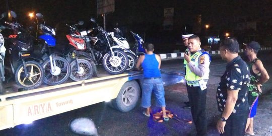 Hindari Razia Polisi, Pemuda di Pekanbaru Ceburkan Motornya ke Selokan