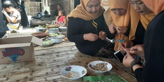 Jaga Cita Rasa, Belasan Pemuda Banyuwangi Belajar Memasak Makanan Adat