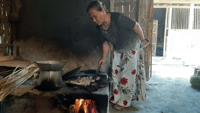 belasan pemuda banyuwangi belajar memasak makanan adat