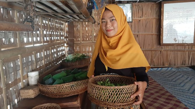 belasan pemuda banyuwangi belajar memasak makanan adat