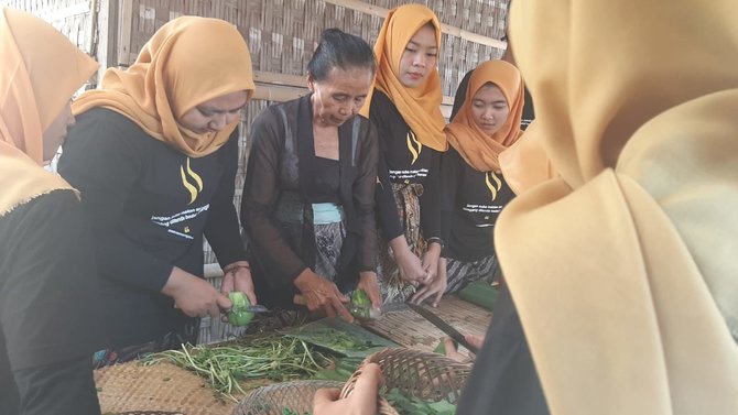 belasan pemuda banyuwangi belajar memasak makanan adat