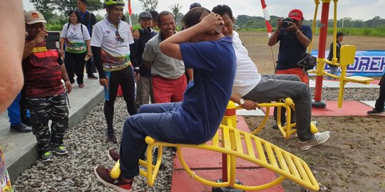 Serahkan Bantuan Alat Olahraga, Kemenpora Terus Ajak Masyarakat Berolahraga