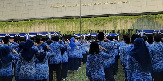 Menteri Nadiem Pimpin Upacara Hari Guru Nasional di Kemendikbud