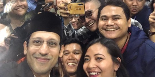 Aksi Mendikbud Nadiem di Upacara Hari Guru, Berjoget hingga Selfie