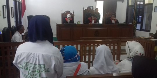 Sidang Putusan Gugatan Perdata First Travel Ditunda, Seorang Ibu Pingsan