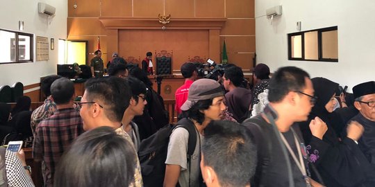 Korban First Travel Kesal Sampai Pukul Meja Saat Hakim Tunda Sidang