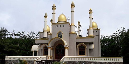 Mengenal Puang, Juragan Kopi yang Bangun Masjid Bak Istana di Tengah Hutan