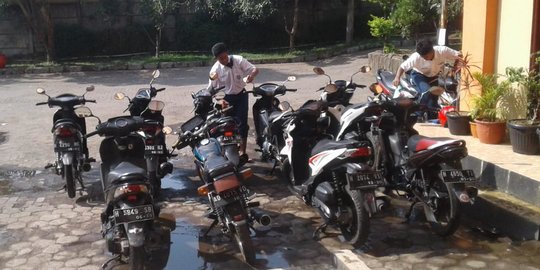 Peringati Hari Guru, Pelajar di Semarang Cuci Kendaraan Para Guru