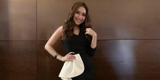 Komentar Kocak Warganet Lihat Sandal Ayu Ting Ting yang Harganya Bikin Melongo