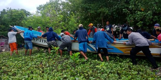 Kapal Elisa Putri Terhempas di Pantai Sancang, Satu Nelayan Hilang