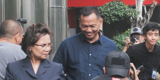 Senyum Direktur Operasional PT PILOG Seusai Diperiksa KPK