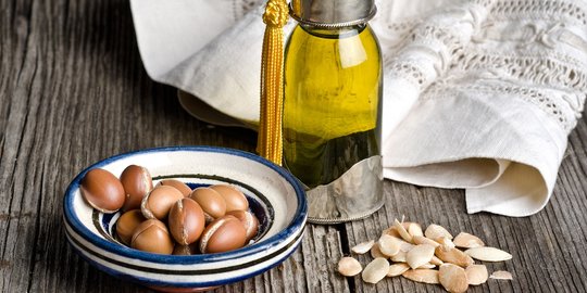 Cegah Kerutan di Wajah dengan Mengoleskan Argan Oil di Malam Hari