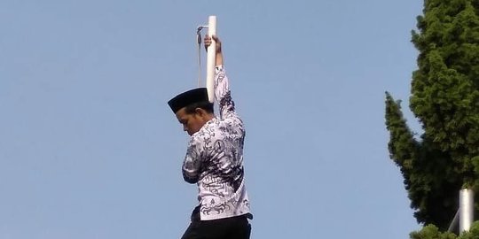Upacara Hari Guru, Ahmad Panjat Tiang Ambil Tali Bendera yang Nyangkut