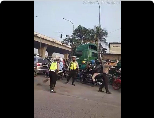 polisi menyapu jalan