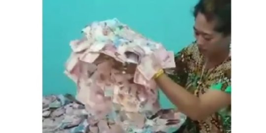 Heboh Artis Pamer Saldo ATM, Wanita Berdaster Perlihatkan Tumpukan Uang