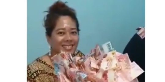 pamer tumpukan uang rev2
