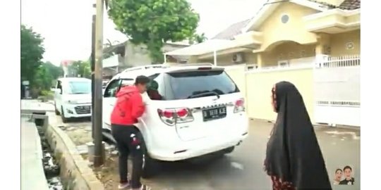 di belakang mobil rev4