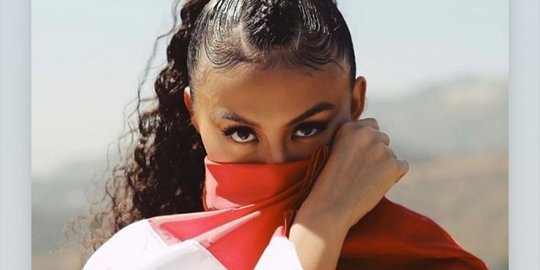 Ramai Soal Tak Berdarah Indonesia, Agnez Mo Menyelimuti dan Cium Bendera Merah Putih