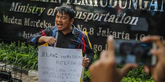 Aksi Protes Penyandang Tunanetra yang Terperosok di Stasiun Cikini