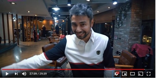 juga mengubah warna rambutnya rev1