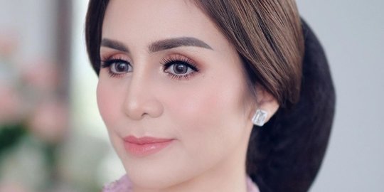 4 Potret Cantik Momo Geisha Pakai Busana Kebaya, Bikin Pangling