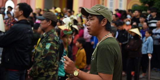 Tangis Kerabat Sambut Peti Jenazah Kasus Truk Inggris Tiba di Vietnam