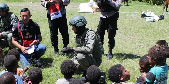 Polisi Ajak Anak-anak Puncak Jaya Papua Bangkitkan Semangat Cinta Tanah Air